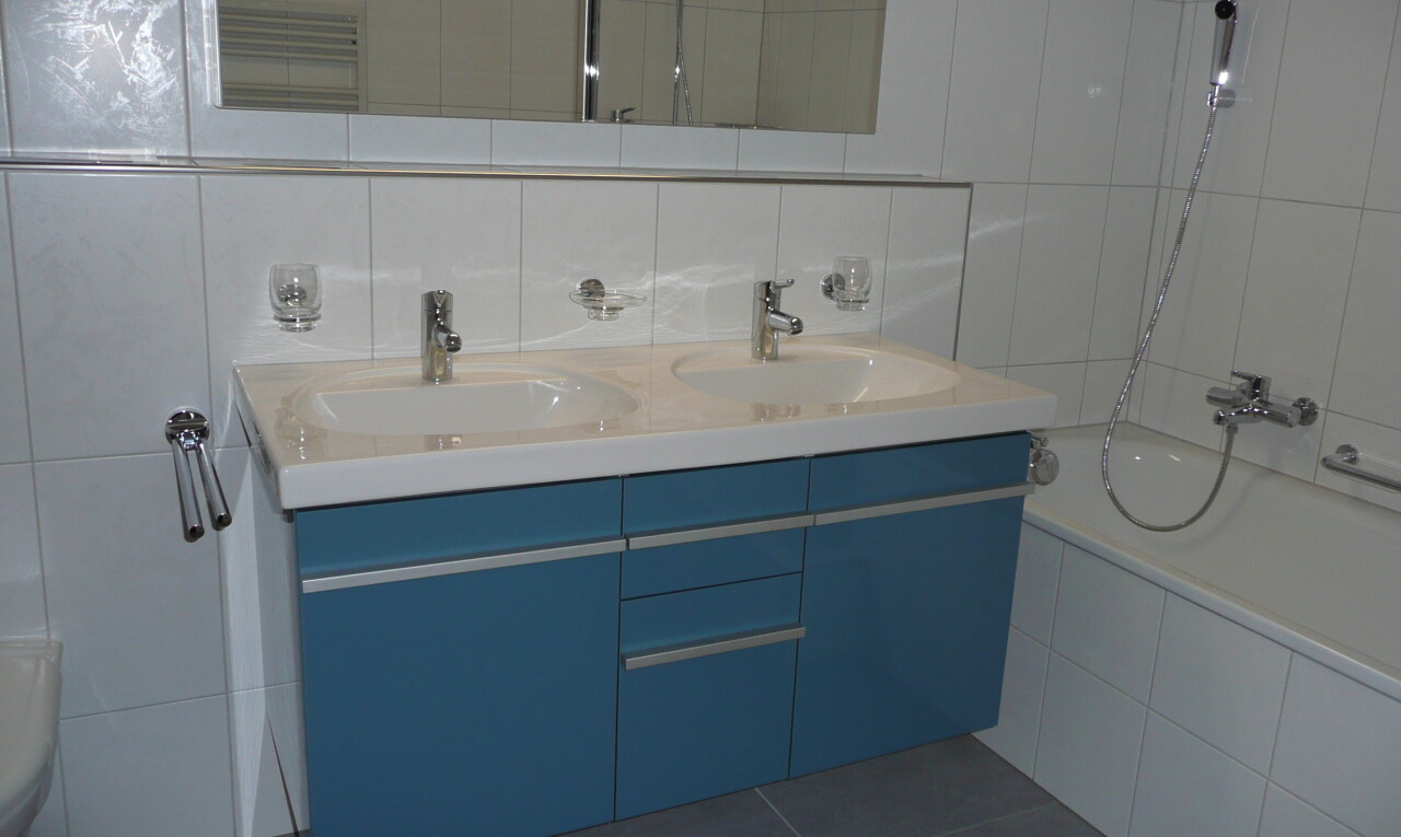 bad mit fliesenwand, tile wall, doppelwaschtisch, spiegel, und komplettes badezimmer