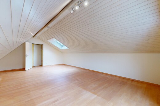 pièce vide avec plafond bas, low ceiling, sol en finition bois, wood finish floor, et inside property