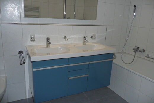 bad mit fliesenwand, tile wall, doppelwaschtisch, spiegel, und komplettes badezimmer