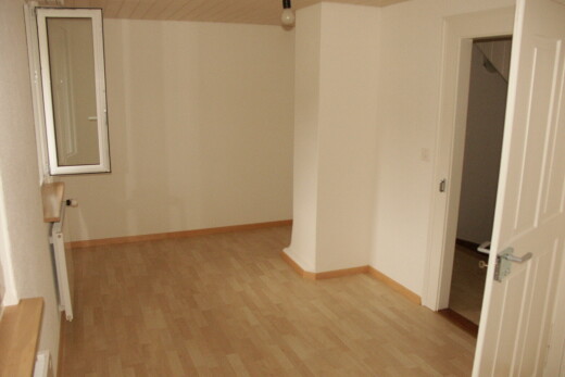 leerer raum mit gipskartonwand, drywall, holzfußboden, wood finish floor, und inside property