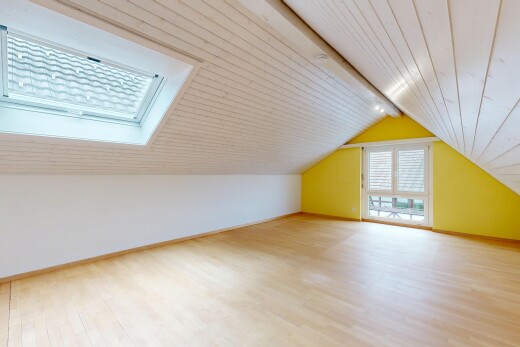 pièce vide avec inside property, wood finish floor, sol en finition bois, baseboards wall, et plinthes murales
