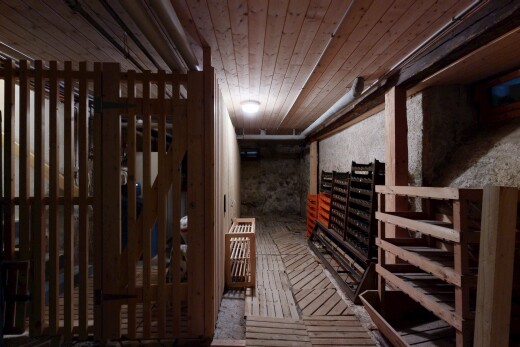 cave avec plafond en bois et wood ceiling