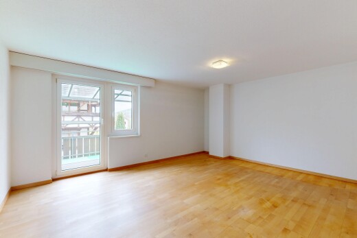 pièce vide avec sol en finition bois, wood finish floor, cloison sèche, drywall, et inside property