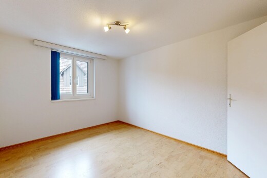 pièce vide avec inside property, natural light, lumière naturelle, wood finish floor, et sol en finition bois