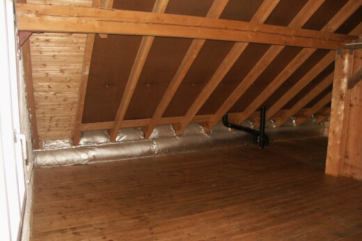 leerer raum mit holzfußboden, wood finish floor, dachschräge, vaulted ceiling, und hardwood floor