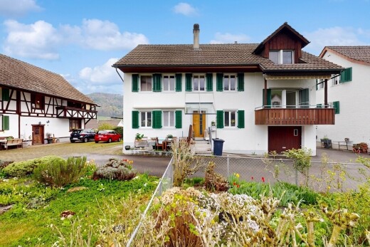 façade avec day time, property visible, balcon, vue sur la montagne, et mountain view
