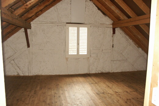 leerer raum mit inside property, holzfußboden, wood finish floor, kathedralendecke, und cathedral ceiling