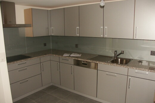 küche mit dunstabzugshaube, waschbecken, geschirrspülmaschine, fliesenboden, und tile floor