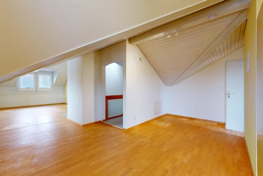 pièce vide avec inside property, sol en finition bois, wood finish floor, pièce supplémentaire, et lumière naturelle
