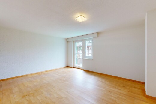 pièce vide avec inside property, lumière naturelle, natural light, sol en finition bois, et wood finish floor
