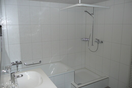 bad mit dusche, komplettes badezimmer, bad, waschbecken, und inside property