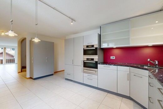 cuisine avec dark countertops, drywall, cloison sèche, light floor, et inside property
