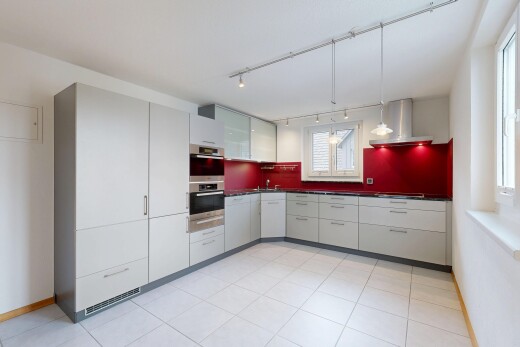 cuisine avec light floor, plans de travail, dark countertops, hotte, et cloison sèche