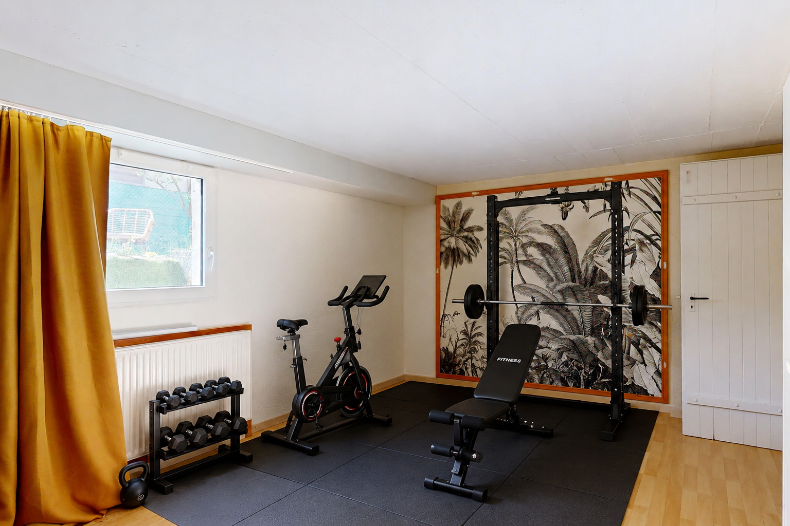 gym avec drywall, cloison sèche, lumière naturelle, radiateur, et wood finish floor