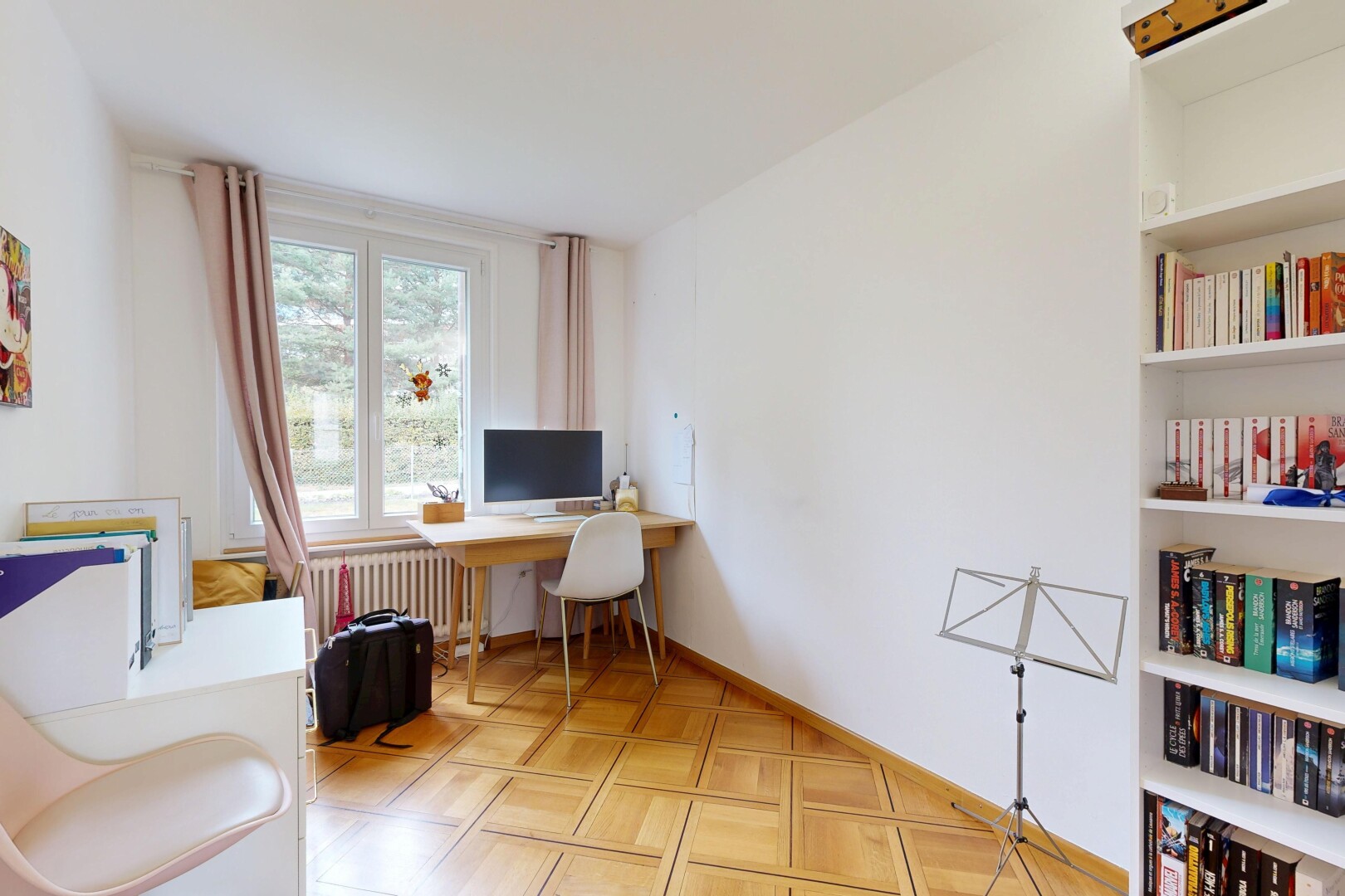 bureau avec cloison sèche, drywall, télévision, radiateur, et sol en finition bois