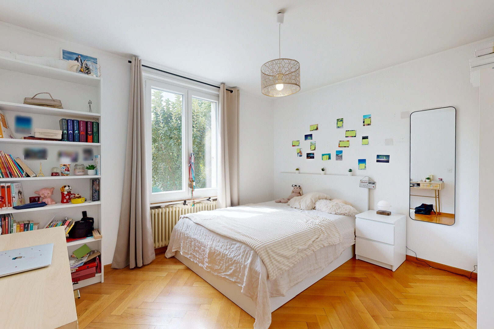 chambre avec radiateur, éclairage suspendu, wood finish floor, sol en finition bois, et drywall