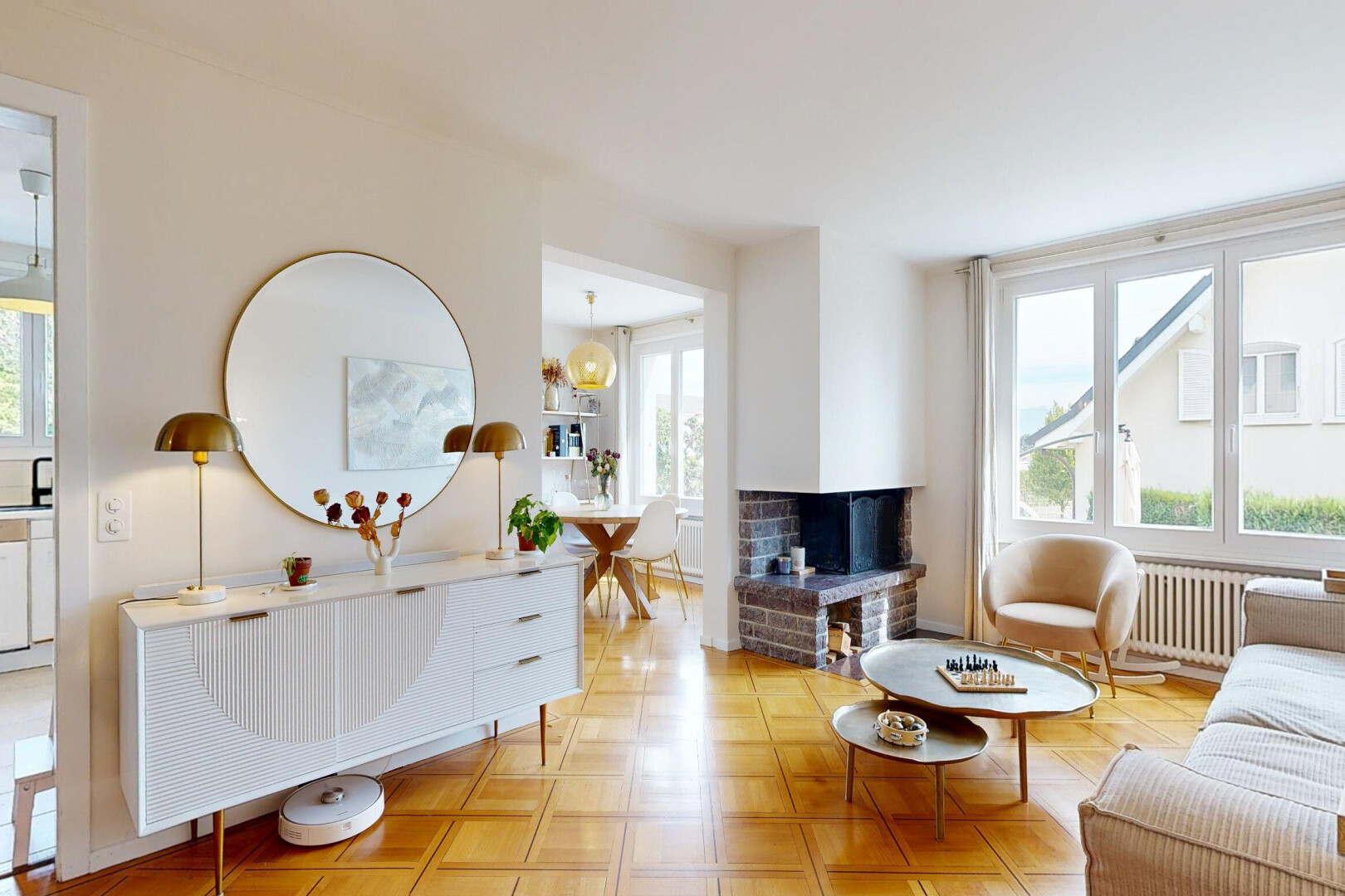 salon avec drywall, cloison sèche, inside property, lumière naturelle, et light floor