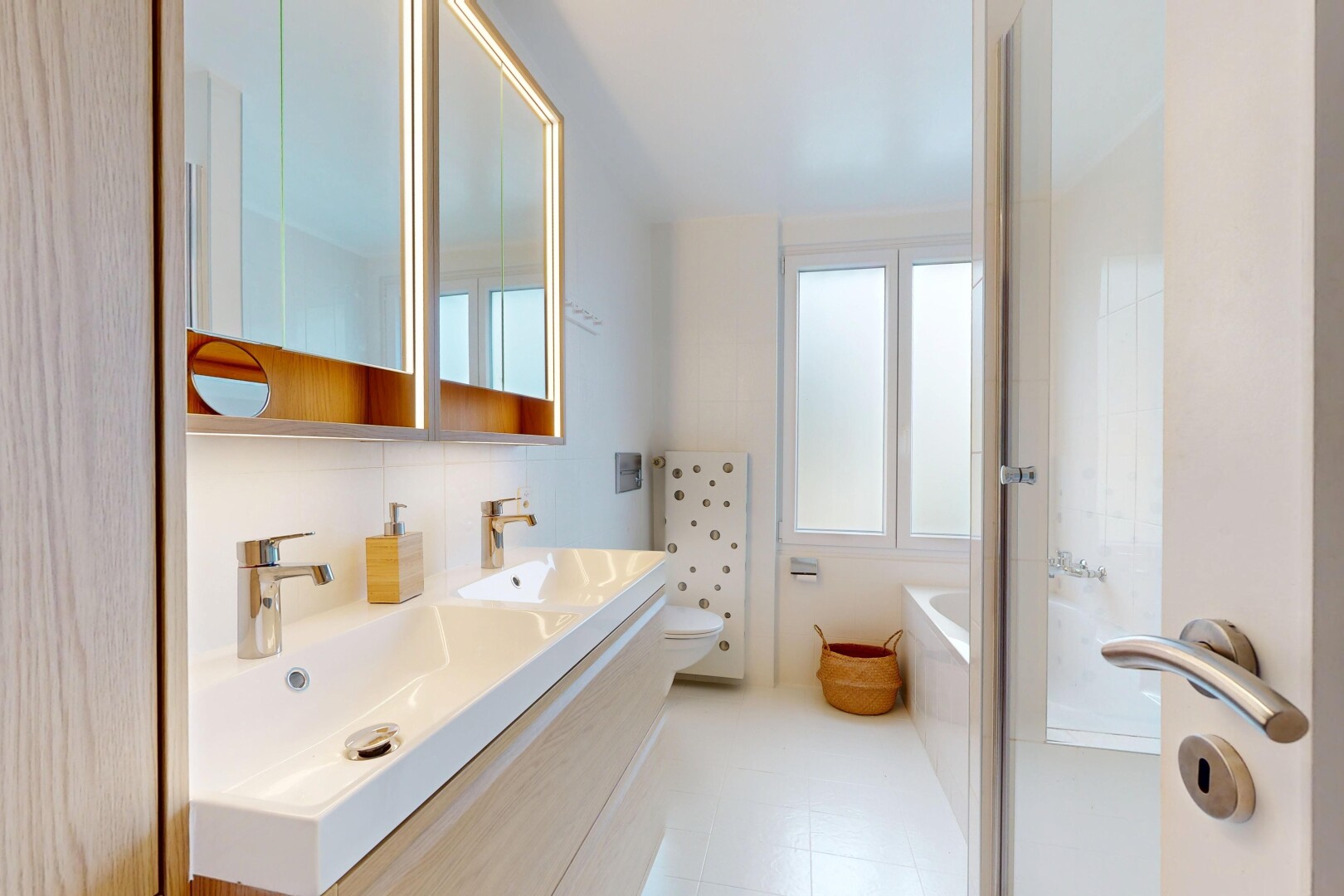 salle de bains avec salle de bain complète, miroir, double vasque, bain, et évier