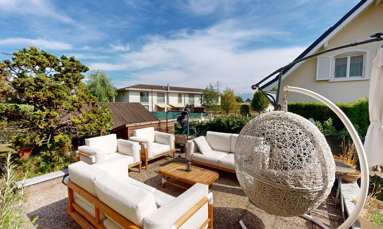 terrasse avec espace de vie extérieur, from property, et day time
