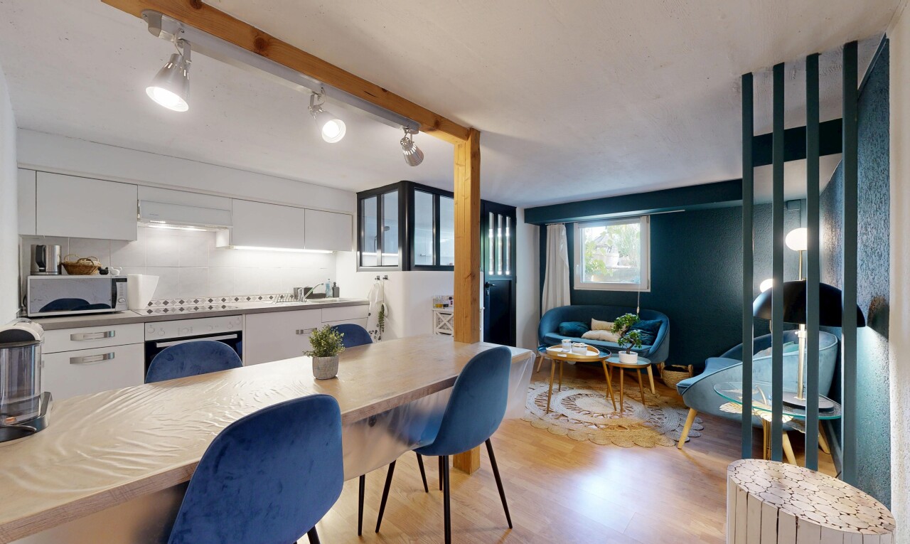salon / salle à manger avec éclairage sur rail, sol en finition bois, wood finish floor, lumière naturelle, et inside property