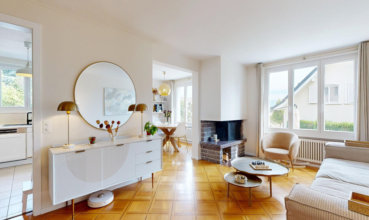 salon avec drywall, cloison sèche, inside property, lumière naturelle, et light floor