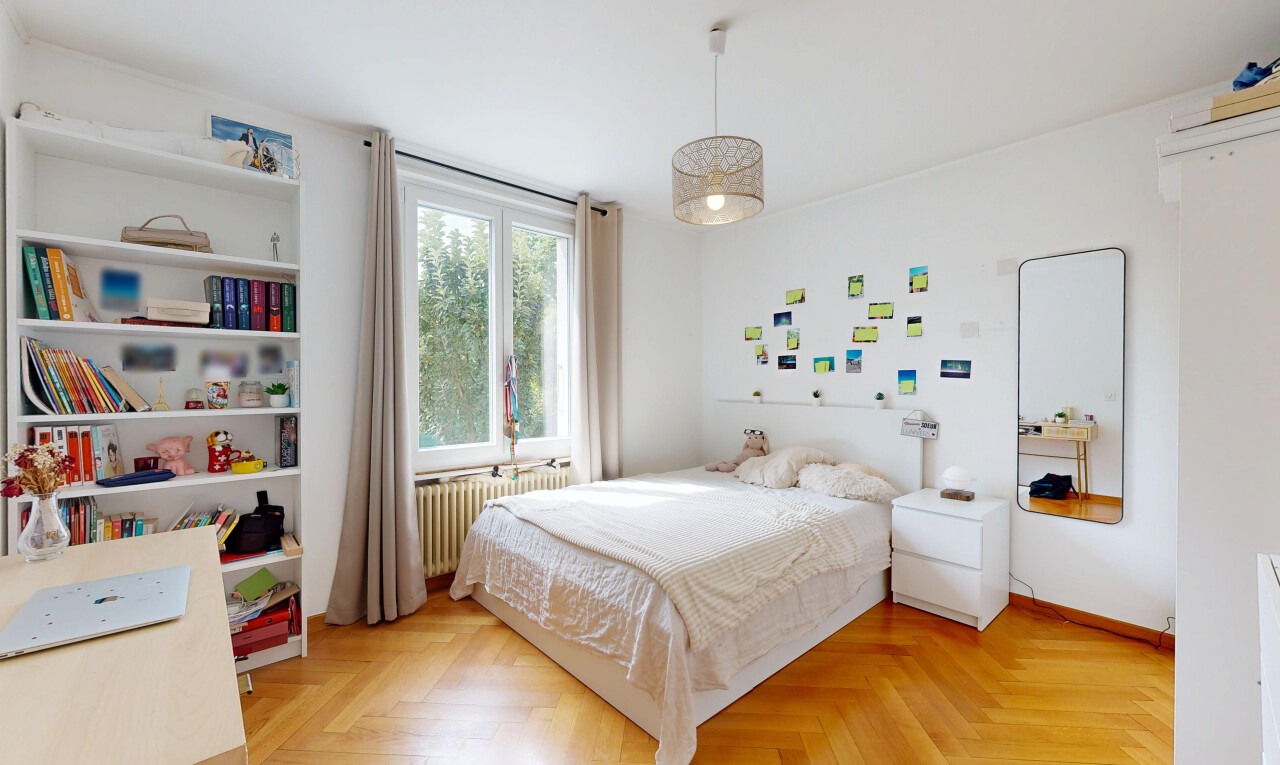 chambre avec radiateur, éclairage suspendu, wood finish floor, sol en finition bois, et drywall
