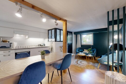 salon / salle à manger avec éclairage sur rail, sol en finition bois, wood finish floor, lumière naturelle, et inside property