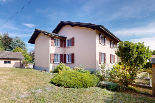 façade avec pelouse, bardage en stuc, et day time