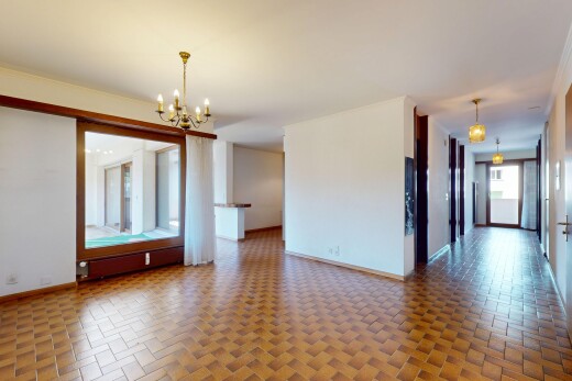 leerer raum mit inside property, bemerkenswerter kronleuchter, natürliches licht, natural light, und gipskartonwand