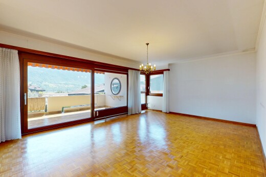 leerer raum mit bemerkenswerter kronleuchter, inside property, parquet floor, natürliches licht, und natural light