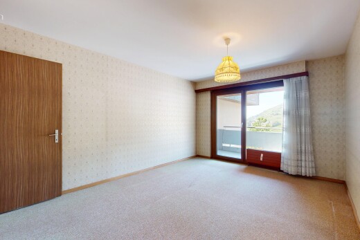 leerer raum mit tapetenwand, wallpaper wall, inside property, natürliches licht, und natural light