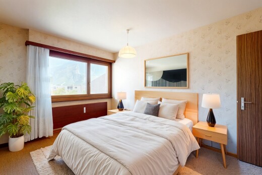 zimmer / schlafzimmer mit wallpaper wall, tapetenwand, inside property, natural light, und natürliches licht