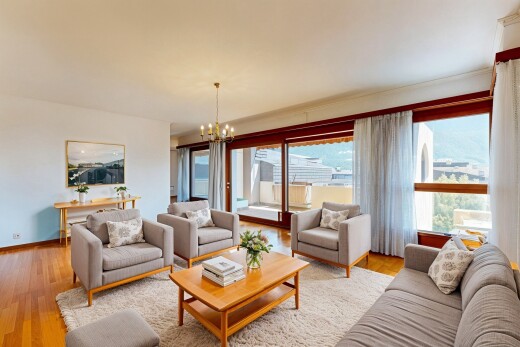 wohnzimmer mit inside property, bemerkenswerter kronleuchter, natural light, natürliches licht, und drywall