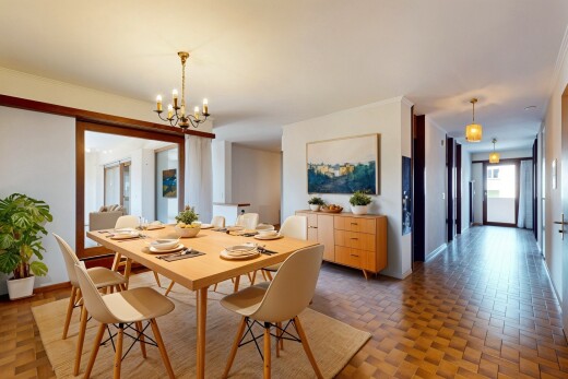 esszimmer mit natural light, natürliches licht, inside property, bemerkenswerter kronleuchter, und drywall