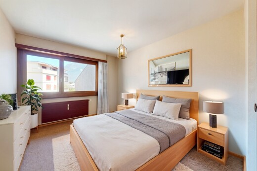 zimmer / schlafzimmer mit carpet, teppich, natural light, natürliches licht, und drywall