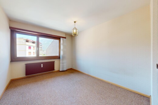 leerer raum mit natural light, natürliches licht, drywall, gipskartonwand, und carpet