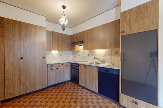 küche mit geschirrspülmaschine, kühlschrank, ofen, waschbecken, und arbeitsplatten