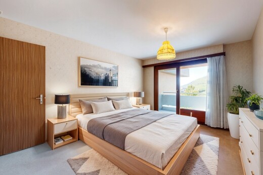 zimmer / schlafzimmer mit carpet, teppich, außenzugang, inside property, und natural light