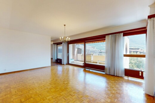 leerer raum mit inside property, bemerkenswerter kronleuchter, parquet floor, sockelleisten, und baseboards wall