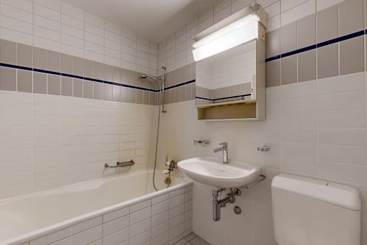 full bath with tile walls and tiled shower / bath