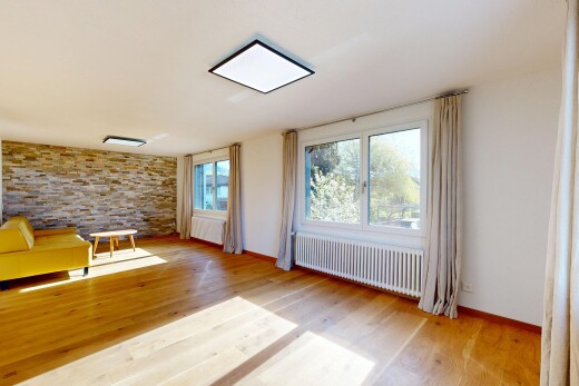 pièce vide avec radiateur, sol en finition bois, wood finish floor, cloison sèche, et drywall