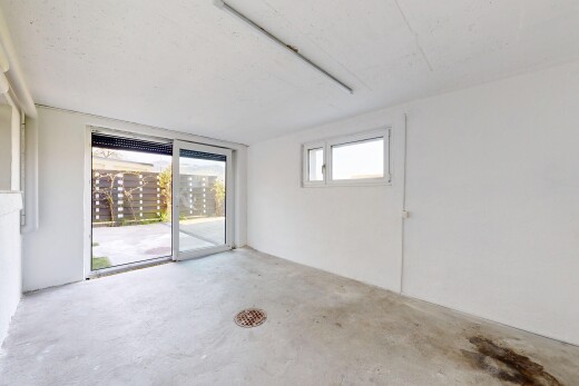 pièce vide avec concrete floor, sol en béton, drywall, cloison sèche, et natural light