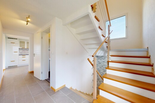 escaliers avec escaliers, inside property, drywall, cloison sèche, et tile floor