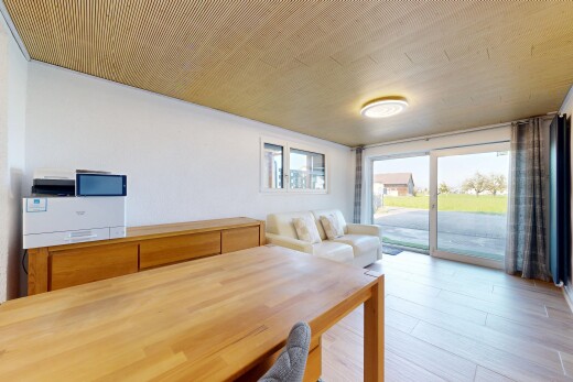 wohn- / esszimmer mit inside property, wood finish floor, holzfußboden, drywall, und gipskartonwand