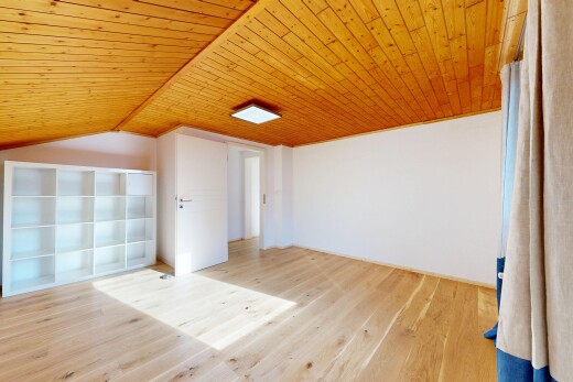 leerer raum mit inside property, holzfußboden, wood finish floor, niedrige decke, und low ceiling