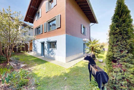 façade avec pelouse, day time, fondation en béton, apartment complex view, et bardage en brique