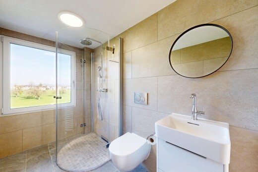bad mit schminktisch, komplettes badezimmer, spiegel, dusche, und inside property