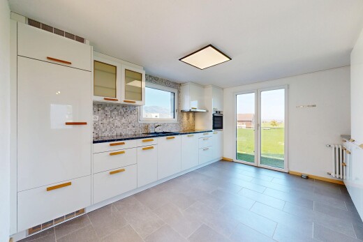 küche mit white cabinets, weiße schränke, dark countertops, arbeitsplatten, und light floor