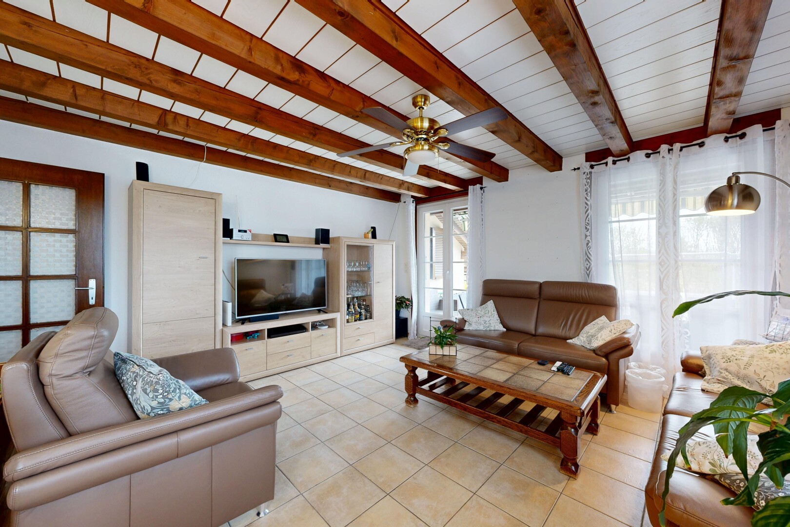 wohnzimmer mit inside property, fernseher, drywall, gipskartonwand, und natural light