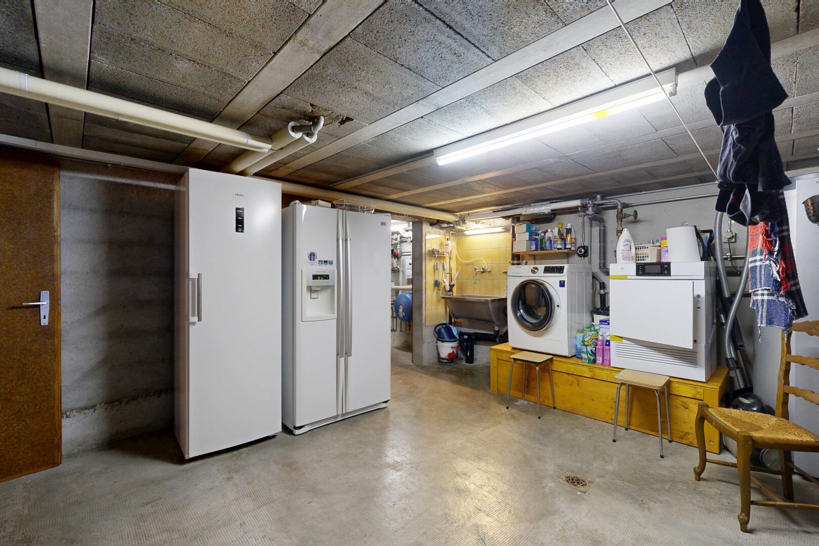 wäschekammer mit inside property, tumbler, betonboden, concrete floor, und wäscherei